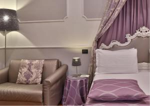 - une chambre avec un lit et une chaise dans l'établissement Best Western Plus Hotel Genova, à Turin