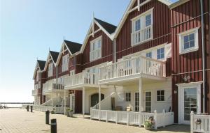 BagenkopにあるAmazing Apartment In Bagenkop With 3 Bedrooms And Saunaの浜辺の家並み