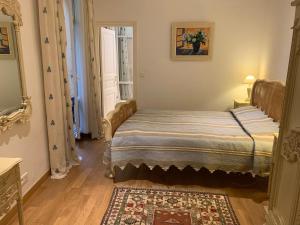 Un dormitorio pequeño con una cama en una habitación. en Seagulls, en Villefranche-sur-Mer