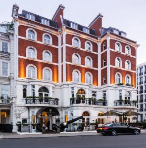 ein Gebäude mit einem davor geparkt in der Unterkunft Baglioni Hotel London - The Leading Hotels of the World in London