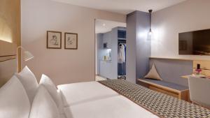Säng eller sängar i ett rum på Walhalla Hotel Regensburg Hoeferer 4 Sterne Superior