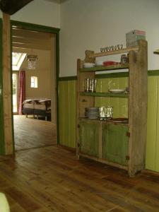 ein Zimmer mit einem alten Schrank mit Tellern drauf in der Unterkunft Bed and Breakfast Annen in Annen