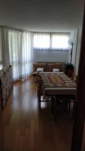 sala de estar con 2 mesas y sofá en Condominio Alpe Bardonay, en Breuil-Cervinia
