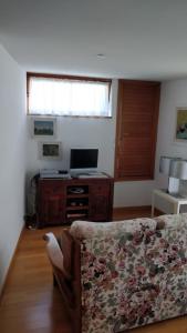 sala de estar con sofá y ventana en Condominio Alpe Bardonay, en Breuil-Cervinia
