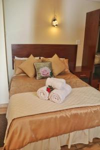 1 cama con 2 toallas y 2 toallas en Kairos Home, en Middelburg 49 fotos más