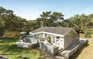 Vester SømarkenにあるAwesome Home In Nex With 4 Bedrooms, Sauna And Wifiのデッキ付きの家屋の頭上の景色