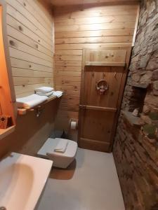 La salle de bains est pourvue de toilettes et d'un lavabo. dans l'établissement Omaya Eco Village, à Gaytaninovo