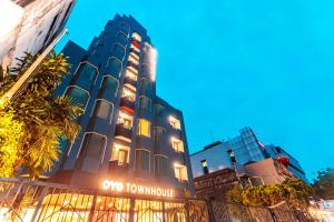 a building with a top tokyo universe sign on it at OYO Townhouse 2 Hotel Gunung Sahari in Jakarta