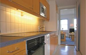 cocina con fregadero y fogones en Beautiful Apartment In Rudkbing With Wifi, en Rudkøbing