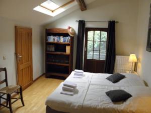 um quarto com uma cama grande e uma estante de livros em Le Vieux Tribunal em Durbuy