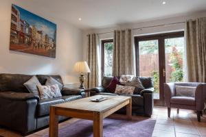 a living room with couches and a coffee table at Liberty Townhouses in Dublin