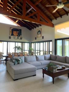 沙帕達－杜斯吉馬朗伊斯的住宿－Paraíso do Morro dos Ventos，带沙发和桌子的大客厅