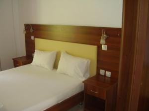 寇奇儂內隆的住宿－Eleni Kandilari Rooms，一间卧室配有一张带木制床头板的床