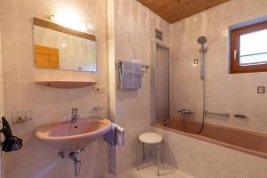 A bathroom at Haus Klaudia Gstrein Még 35 kép