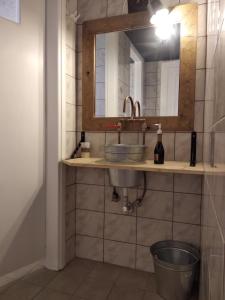 Bathroom sa Alternative country house 10 minutes from Athens airport