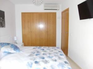 Postel nebo postele na pokoji v ubytování Torremar Benidorm Infinity 9