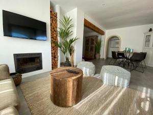 ein Wohnzimmer mit einem Tisch und einem Kamin in der Unterkunft Calle Palomas 13 in Balcon del Mar