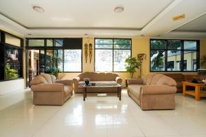 a large living room with couches and a coffee table at OYO 1652 Hotel Tampiarto in Probolinggo