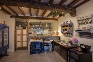 cocina con mesa y sillas en una habitación en Posada Seis Leguas, en Ríocorvo