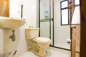 un baño con inodoro y lavabo en Ayenda 1411 Caney Sede Ingenio, en Cali