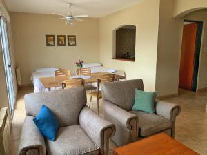sala de estar con 2 sillas y mesa en Inter Apart Hotel en Salta