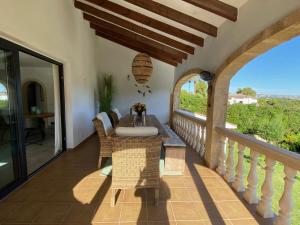 un patio con tavolo e sedie su un balcone di Calle Palomas 13 a Balcon del Mar