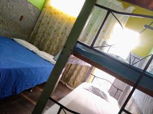 um quarto com um beliche e uma escada em Praieiro Hostel Albergue em Parnaíba