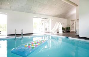 HaslevgårdeにあるNice Home In Hadsund With 5 Bedrooms, Sauna And Private Swimming Poolの水中のプラスチック製のいかだ付きプール
