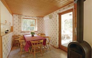 cocina y comedor con mesa y fogones en Amazing Home In Nex With Wifi, en Spidsegård