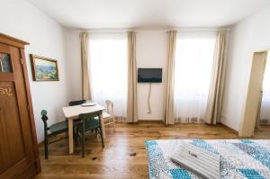 TV a/nebo společenská místnost v ubytování Penzion Šťastný medvěd