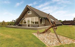 Yderbyにある3 Bedroom Gorgeous Home In Sjllands Oddeの庭内金属物小屋