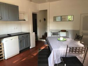 una cocina con una mesa con un plato. en Gite du manoir de l'étang, en Marines