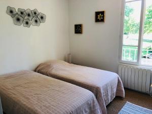 Ένα ή περισσότερα κρεβάτια σε δωμάτιο στο Gite du manoir de l'étang