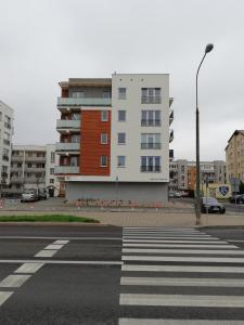 eine leere Straße mit einem Gebäude im Hintergrund in der Unterkunft Gold Apartament in Płock