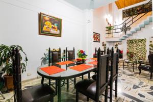 Un comedor con mesa y sillas en Ayenda 1411 Caney Sede Ingenio, en Cali