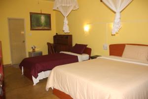 ein Hotelzimmer mit 2 Betten in einem Zimmer in der Unterkunft Welcome Inn in Ella