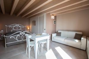 un salon avec une table blanche et un canapé dans l'établissement Cavril Agriturismo, à Sotto il Monte