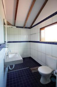 a bathroom with a toilet and a sink at Fazenda Eco-Jardim in Una