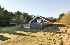 SønderhoにあるBeautiful Home In Fan With 3 Bedrooms, Sauna And Wifiの小屋