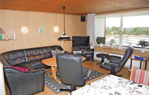 BolilmarkにあるNice Home In Rm With Wifiのリビングルーム(ソファ、椅子、テーブル付)
