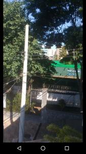 uma vista para uma rua com uma cerca e um poste em Casa Paraíso Ótima Localização em São Paulo