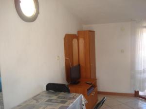 Zimmer mit einem Schlafzimmer mit einem Schreibtisch und einem Schrank in der Unterkunft Apartments Zdenka in Rogoznica