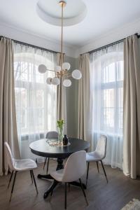 uma sala de jantar com mesa e cadeiras em Laisves ave. Apartments em Kaunas