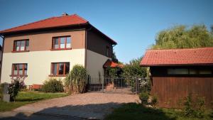 uma casa com um portão em frente em Farma u Prokopů Humpolec em Humpolec