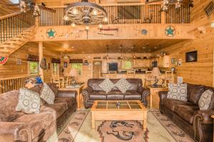 uma sala de estar com mobiliário de couro num camarote em Star Dancer Cabin em Gatlinburg