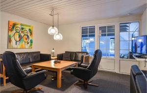 Husbyにある6 Bedroom Awesome Home In Ulfborgのリビングルーム(ソファ、テーブル、椅子付)