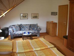 ein Wohnzimmer mit einem Sofa und einem Tisch in der Unterkunft Ferienwohnungen Luttmann Ausblick pur in Bad Pyrmont