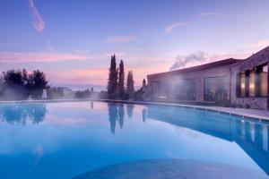 une piscine en face d'un bâtiment dans l'établissement Borgobrufa Spa Resort Adults Only, à Brufa