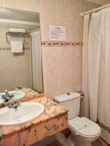 łazienka z umywalką i toaletą w obiekcie Casa Emilio w mieście Torre Baja
