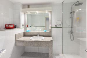 Een badkamer bij Abora Continental by Lopesan Hotels